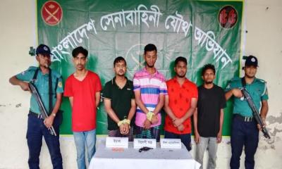 খুলনায় যৌথ অভিযানে অস্ত্র-গুলিসহ ইয়াবা উদ্ধার, আটক ৫
