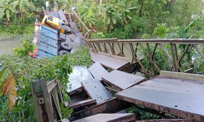 ইন্দুরকানীতে ব্রিজ ধসে কয়লা বোঝাই ট্রাক খালে