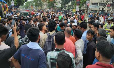 নতুন বাজারে ইউআইইউ শিক্ষার্থীদের সড়ক অবরোধ