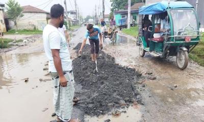 বটতৈল–পোড়াদহ সড়কের বেহাল দশা, সংস্কারে এগিয়ে এল জামায়াত