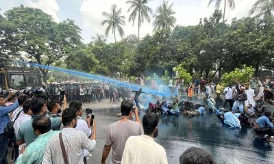 প্রেসক্লাবে আন্দোলনকারীদের ওপর জলকামান-সাউন্ড গ্রেনেড নিক্ষেপ