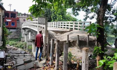 মাগুরায় নবগঙ্গা নদীর ‘ব্রিজ আছে, রাস্তা নেই’— ভোগান্তিতে এলাকাবাসী