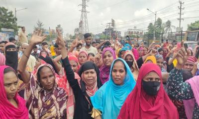 বকেয়া বেতনের দাবিতে কাচপুর মহাসড়কে শ্রমিক অবরোধ