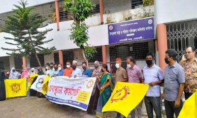 নোয়াখালীতে ৬ দাবিতে স্বাস্থ্য সহকারীদের অবস্থান কর্মসূচি