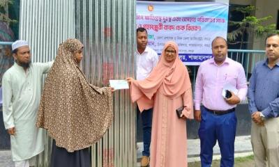দুর্যোগে ক্ষতিগ্রস্তদের পাশে ডিসি আফরোজা