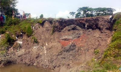 ভাঙনের মুখে চান্দুপাড়ার স্লুইজ গেট, দূর্ভোগে এলাকাবাসী