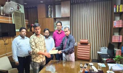মাগুরায় পৃথক দুর্ঘটনায় ক্ষতিগ্রস্ত ২ পরিবারের পাশে প্রশাসন