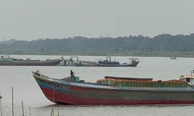 আড়িয়াল খাঁ নদে চলছে বালু উত্তোলনের মহোৎসব