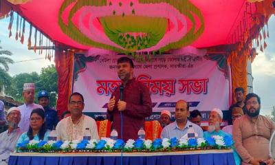 আদর্শ গ্রাম গড়তে স্থানীয়দের সঙ্গে জেলা প্রশাসকের মতবিনিময়