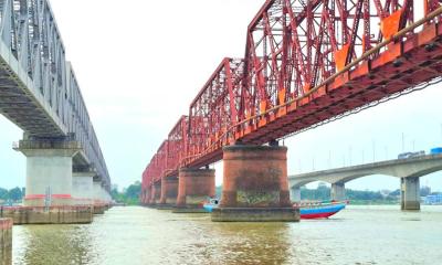 আশুগঞ্জে রেলসেতুর পিলারে ধাক্কা, মেঘনায় ডুবে গেল পাথরবোঝাই বাল্কহেড
