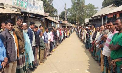 বোরো মৌসুমে খাল খননের পাঁয়তারা, প্রতিবাদে মানববন্ধন