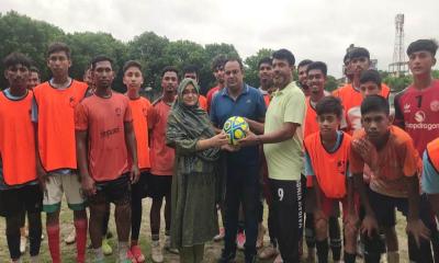 চৌগাছায় ফুটবল একাডেমিকে বল প্রদান