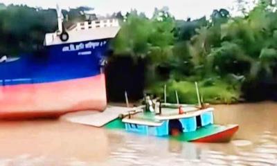 অভয়নগরে জাহাজ ও বালুবাহী বাল্কহেডের মুখোমুখি সংঘর্ষ, নৌযান চলাচল বন্ধ