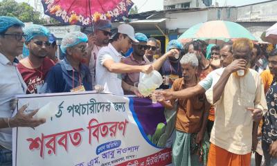 অভয়নগরে ভ্যানচালকদের তৃষ্ণা মেটালেন শিল্পী সমাজ