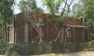 বগুড়ায় সরকারি জমি দখল করে বাড়ি নির্মাণ