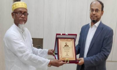 সচিব রফিকুল ইসলামকে ‘সম্ভাবনার কলসকাঠী’র সম্মাননা স্মারক প্রদান