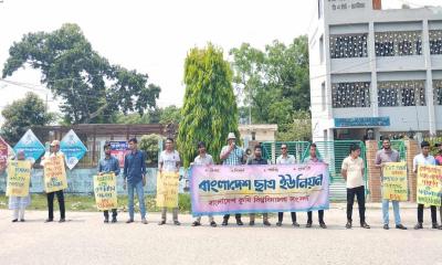 বাকৃবিতে বৃক্ষ নিধনের প্রতিবাদে ছাত্র ইউনিয়নের মানববন্ধন