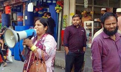 বরিশালে স্বামী হত্যার বিচার চেয়ে স্ত্রীর মাইকিং