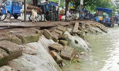 বিধ্বস্তের পথে শহর রক্ষা বাঁধ
