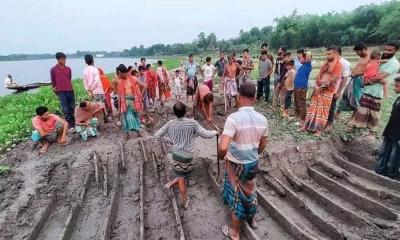 মহেশপুরের বজরাপুর গ্রামে মাটির নীচে মিলল কয়েক’শ বছরের পুরোনো নৌকা