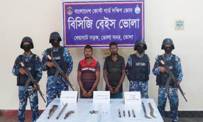 কোস্টগার্ড-পুলিশের যৌথ অভিযানে ভোলায় ‘সিরাজ বাহিনীর’ দুই ডাকাত গ্রেপ্তার