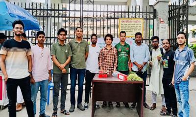 নবীন শিক্ষার্থীদের ফুল দিয়ে বরণ করলো বিজয় একাত্তর হল শাখা ছাত্রদল