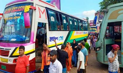 বরিশালে কর্মস্থলমুখী যাত্রীদের কাছ থেকে অতিরিক্ত ভাড়া আদায়ের অভিযোগ