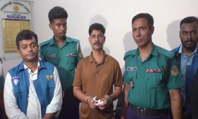 বরিশালে বিআরটিএ অফিসে দুদকের অভিযানে দালাল আটক