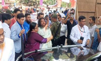 গভর্নরের গাড়ি আটকে চাকরিতে পুনর্বহালের দাবিতে বিক্ষোভ
