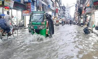 বরিশালে টানা বৃষ্টিতে জলাবদ্ধতা, জনজীবন বিপর্যস্ত