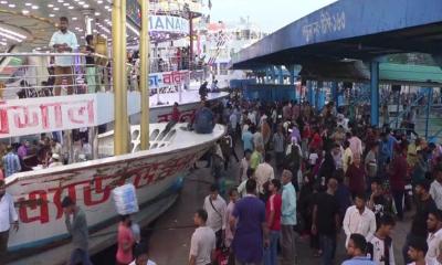 লঞ্চে কর্মস্থলে ফেরা যাত্রীদের উপচে পড়া ভিড়, মানা হচ্ছে না স্বাস্থ্যবিধি