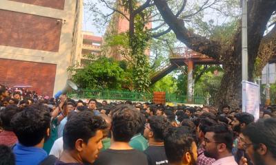 বুয়েটে ছাত্রলীগের গোপন মিটিংয়ের প্রতিবাদে শিক্ষার্থীদের বিক্ষোভ