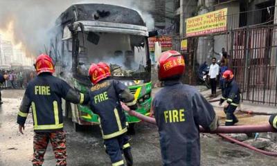 রাজধানীর শাহজাদপুরে রাইদা বাসে আগুন