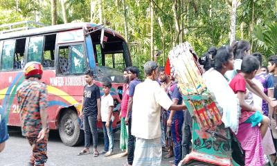 পিরোজপুরে বিয়ের বাসের সাথে ইজিবাইকের সংঘর্ষ নিহত ১, আহত ২৯ 