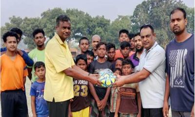 চৌগাছায় ভোরের ক্লাবে ফুটবল উপহার দিলেন ক্রীড়া সংগঠক মঈন