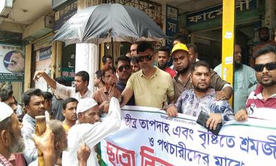 ভৈরবে শ্রমজীবী ও পথচারীদের মাঝে ছাতা বিতরণ