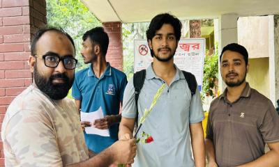 নবীন শিক্ষার্থীদের ফুল দিয়ে বরণ করলো জিয়া হল শাখা ছাত্রদল
