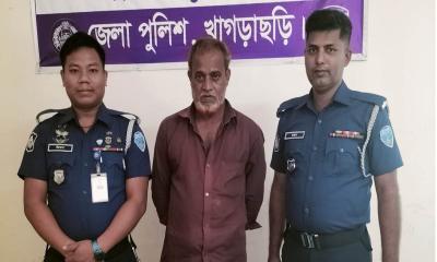 রামগড়ে দেশীয় চোলাই মদসহ মাদক ব্যবসায়ী গ্রেপ্তার