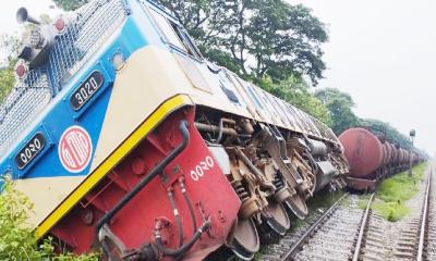 চট্টগ্রামে উল্টে গেল মালবাহী ট্রেনের ইঞ্জিন
