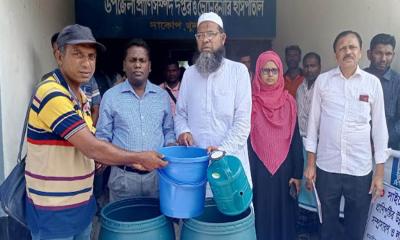 দাকোপে প্রাণিসম্পদ অধিদপ্তরের উদ্যোগে অর্থ ও উপকরণ বিতরণ