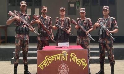 দৌলতপুরে বিজিবির অভিযানে মাদক ও বিদেশি পিস্তল উদ্ধার