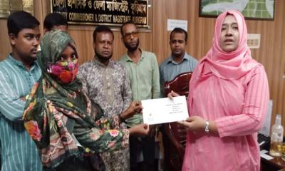 কুড়িগ্রামে শহীদ পরিবারের সদস্যদের হাতে চেক হস্তান্তর