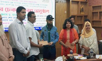 মানিকগঞ্জে সুদমুক্ত ঋণ পেলেন ৫০ জন দুগ্ধ খামারি