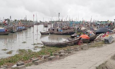 নিষেধাজ্ঞা শেষে মধ্যরাতে ইলিশ শিকারে মৎস্যজীবীরা