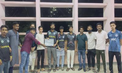 ঢাকা কলেজে এইচএসসি পরীক্ষার্থীদের মাঝে সামগ্রী বিতরণ করল ছাত্রদল