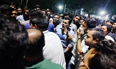 ঢাবির লাইব্রেরির বাথরুমে দাঁড়ানো নিয়ে মারামারি