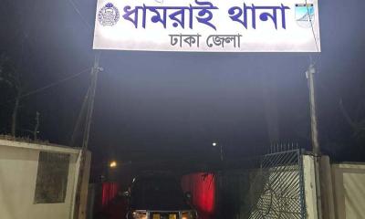 থানার সামনে এক স্ত্রীকে নিয়ে দুই স্বামীর কাড়াকাড়ি