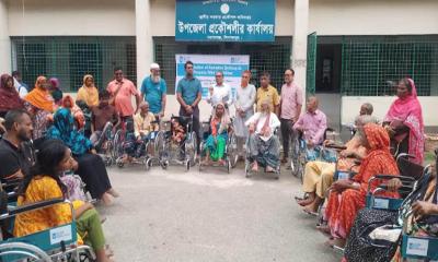 নবাবগঞ্জে ইসলামিক রিলিফ বাংলাদেশের হুইলচেয়ার বিতরণ