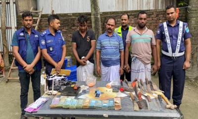 দোহারে যৌথ বাহিনীর অভিযানে ইয়াবা ও অস্ত্রসহ আটক ৩