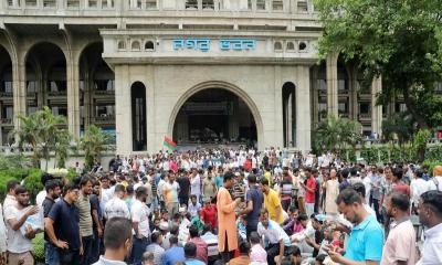ইশরাককে মেয়র পদে বসানোর দাবিতে নগর ভবন অবরুদ্ধ